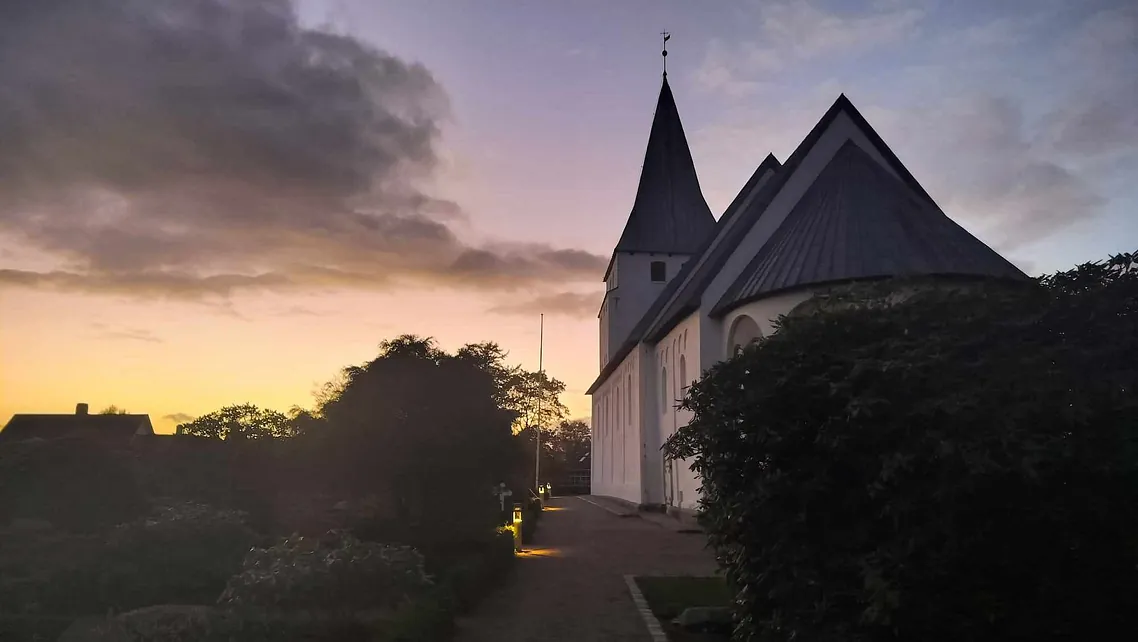 Aftenstemning over Lintrup Kirke